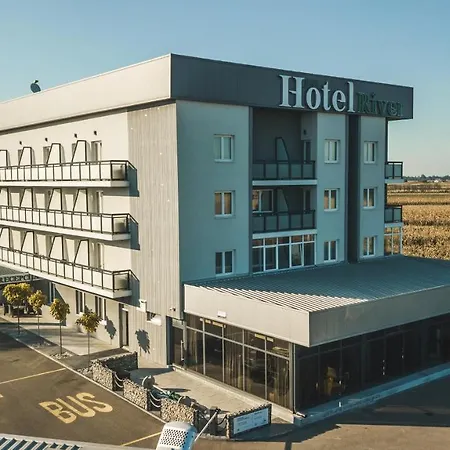 Hotel River 4*