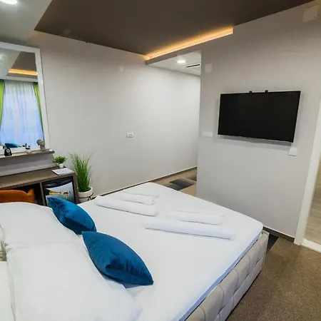 Hotel River 4*